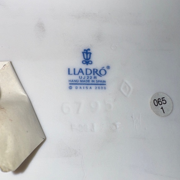 Lladro Figurine My Favorite Place #6795 Boy W/ Teddy Bear in Toy Chest - Picture 8 of 16